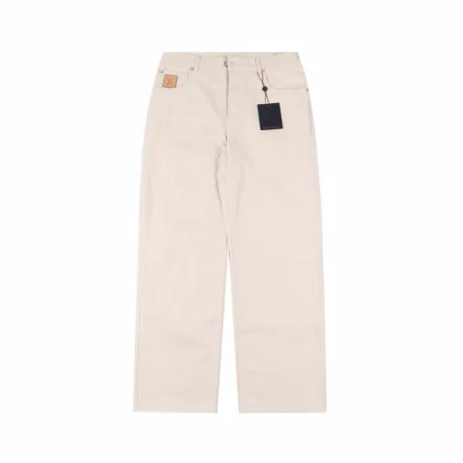 Louis Vuitton 25ss brand logo straight leg jeansThe world of spring and summer pieces is your collectionMade from a luxurious silk-cotton blend, the loose-fitting version is both relaxed and delicate with pearl effect buttons and LV embossed VVN labels on the front, while the back features a toned print slogan from the Spring/Summer 2025 show.