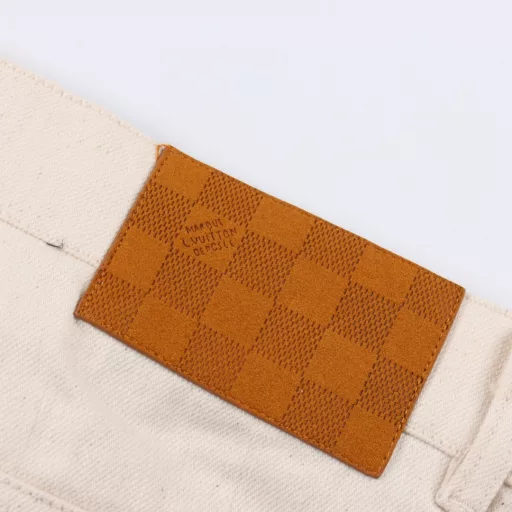 Louis Vuitton 25ss brand logo straight leg jeansThe world of spring and summer pieces is your collectionMade from a luxurious silk-cotton blend, the loose-fitting version is both relaxed and delicate with pearl effect buttons and LV embossed VVN labels on the front, while the back features a toned print slogan from the Spring/Summer 2025 show.