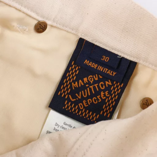 Louis Vuitton 25ss brand logo straight leg jeansThe world of spring and summer pieces is your collectionMade from a luxurious silk-cotton blend, the loose-fitting version is both relaxed and delicate with pearl effect buttons and LV embossed VVN labels on the front, while the back features a toned print slogan from the Spring/Summer 2025 show.