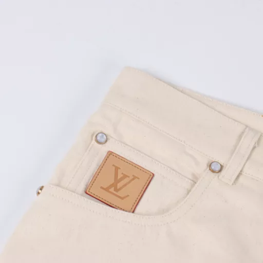 Louis Vuitton 25ss brand logo straight leg jeansThe world of spring and summer pieces is your collectionMade from a luxurious silk-cotton blend, the loose-fitting version is both relaxed and delicate with pearl effect buttons and LV embossed VVN labels on the front, while the back features a toned print slogan from the Spring/Summer 2025 show.