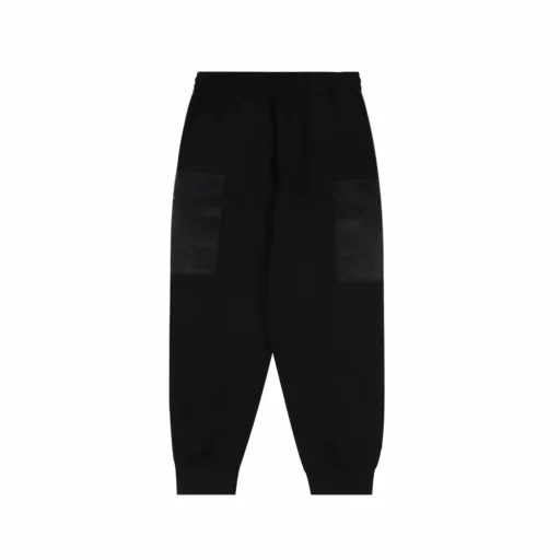 Prada PRD reclaimed nylon double pocket cotton fleece sweatpantsThe selection of cotton fleece fabric, the cargo pocket is made of recycled nylon fabric, the waist is made of elastic waist head pressing process, the bag mouth is added with clamshell, the use of hidden button opening and closing, the rear pocket bag body is designed as an invisible pocket, the zipper is opened and closed, the bag mouth is made of 1.5 cm wrapping edge to better hide the zipper, the bottom is decorated with enamel triangle label, the flat beef bar closing foot mouth, leisure version