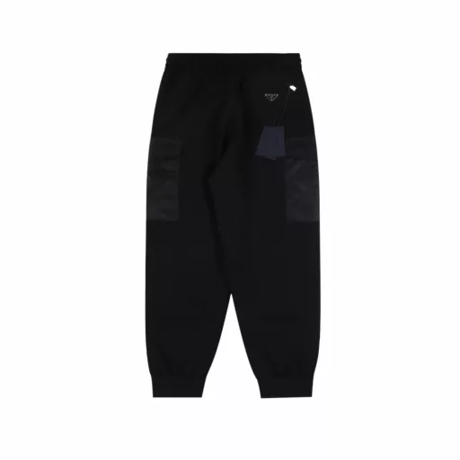 Prada PRD reclaimed nylon double pocket cotton fleece sweatpantsThe selection of cotton fleece fabric, the cargo pocket is made of recycled nylon fabric, the waist is made of elastic waist head pressing process, the bag mouth is added with clamshell, the use of hidden button opening and closing, the rear pocket bag body is designed as an invisible pocket, the zipper is opened and closed, the bag mouth is made of 1.5 cm wrapping edge to better hide the zipper, the bottom is decorated with enamel triangle label, the flat beef bar closing foot mouth, leisure version