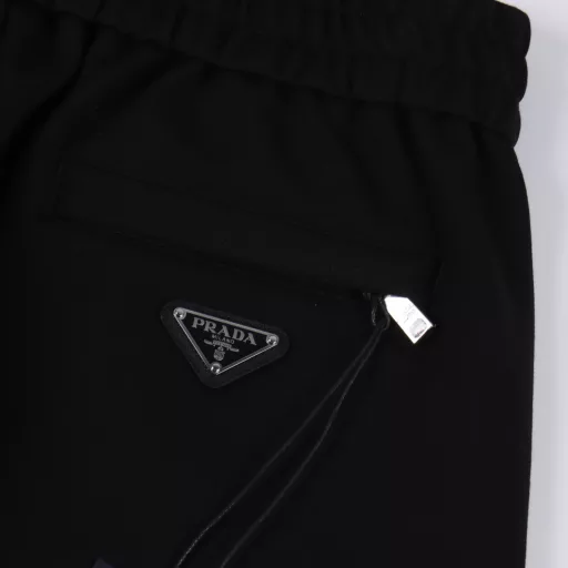 Prada PRD reclaimed nylon double pocket cotton fleece sweatpantsThe selection of cotton fleece fabric, the cargo pocket is made of recycled nylon fabric, the waist is made of elastic waist head pressing process, the bag mouth is added with clamshell, the use of hidden button opening and closing, the rear pocket bag body is designed as an invisible pocket, the zipper is opened and closed, the bag mouth is made of 1.5 cm wrapping edge to better hide the zipper, the bottom is decorated with enamel triangle label, the flat beef bar closing foot mouth, leisure version