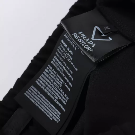 Prada PRD reclaimed nylon double pocket cotton fleece sweatpantsThe selection of cotton fleece fabric, the cargo pocket is made of recycled nylon fabric, the waist is made of elastic waist head pressing process, the bag mouth is added with clamshell, the use of hidden button opening and closing, the rear pocket bag body is designed as an invisible pocket, the zipper is opened and closed, the bag mouth is made of 1.5 cm wrapping edge to better hide the zipper, the bottom is decorated with enamel triangle label, the flat beef bar closing foot mouth, leisure version