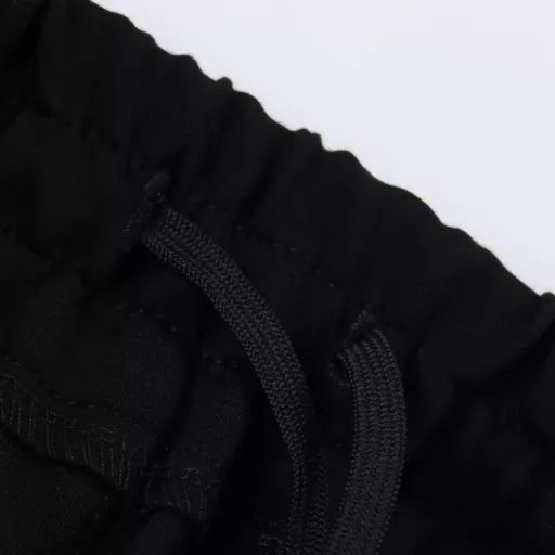 Prada PRD reclaimed nylon double pocket cotton fleece sweatpantsThe selection of cotton fleece fabric, the cargo pocket is made of recycled nylon fabric, the waist is made of elastic waist head pressing process, the bag mouth is added with clamshell, the use of hidden button opening and closing, the rear pocket bag body is designed as an invisible pocket, the zipper is opened and closed, the bag mouth is made of 1.5 cm wrapping edge to better hide the zipper, the bottom is decorated with enamel triangle label, the flat beef bar closing foot mouth, leisure version