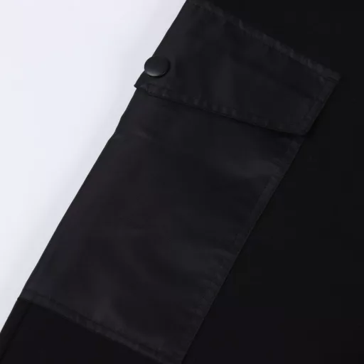 Prada PRD reclaimed nylon double pocket cotton fleece sweatpantsThe selection of cotton fleece fabric, the cargo pocket is made of recycled nylon fabric, the waist is made of elastic waist head pressing process, the bag mouth is added with clamshell, the use of hidden button opening and closing, the rear pocket bag body is designed as an invisible pocket, the zipper is opened and closed, the bag mouth is made of 1.5 cm wrapping edge to better hide the zipper, the bottom is decorated with enamel triangle label, the flat beef bar closing foot mouth, leisure version