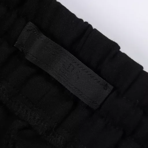 Prada PRD reclaimed nylon double pocket cotton fleece sweatpantsThe selection of cotton fleece fabric, the cargo pocket is made of recycled nylon fabric, the waist is made of elastic waist head pressing process, the bag mouth is added with clamshell, the use of hidden button opening and closing, the rear pocket bag body is designed as an invisible pocket, the zipper is opened and closed, the bag mouth is made of 1.5 cm wrapping edge to better hide the zipper, the bottom is decorated with enamel triangle label, the flat beef bar closing foot mouth, leisure version