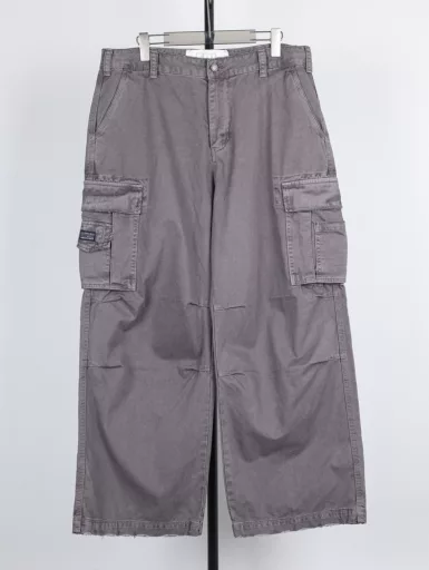 Erd 24Fw ERD Wash cargo slacksFabric is very soft, thick and have texture, a hand to touch you know, made four large cargo pockets, there are two small pockets, this season pants have done the damage effect, the inside also added a drawstring, the whole pants wash water must be dyed + wash old + color + destruction, a very heavy product, not fast fashion consumables, but can withstand the time of the wardrobe protagonist, the version of loose, The upper body can let the body really get free, the contrast is the effect of shooting in the indoor daytime, the color is close to the whole, the bulk version may be a little dark gray, this pair of overalls are a batch, the original color will also be different in the color of the batch, because the washing environment can not have a unified guarantee, the original on the hand will be a little darker, the version type workmanship, The shrinkage rate of the fabric is huge, because it needs to be washed twice, so the shrinkage rate will be adjusted and modified once after making the normal paper pattern, and there is no problem with the pattern pattern, which is developed according to the original pattern without modification. The cotton thread is used on the side and both sides of the pants, so the dyeing and washing water will not break the thread. All accessories are customized because erl is made for the first time. The side label, zipper head, drawpiece and buttons are all customized little by little, and the customization cycle is long, and the modification and adjustment cycle is also long. The printing position of the main label is just printed, so it looks a little new. After wearing the upper body, it will have the effect of yellowing and old