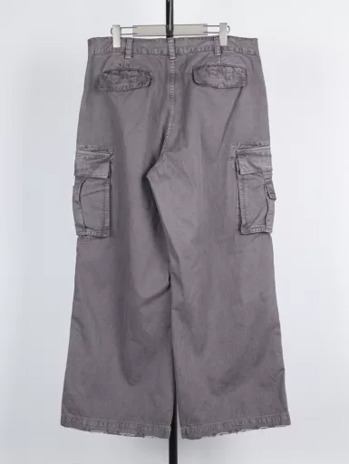 Erd 24Fw ERD Wash cargo slacksFabric is very soft, thick and have texture, a hand to touch you know, made four large cargo pockets, there are two small pockets, this season pants have done the damage effect, the inside also added a drawstring, the whole pants wash water must be dyed + wash old + color + destruction, a very heavy product, not fast fashion consumables, but can withstand the time of the wardrobe protagonist, the version of loose, The upper body can let the body really get free, the contrast is the effect of shooting in the indoor daytime, the color is close to the whole, the bulk version may be a little dark gray, this pair of overalls are a batch, the original color will also be different in the color of the batch, because the washing environment can not have a unified guarantee, the original on the hand will be a little darker, the version type workmanship, The shrinkage rate of the fabric is huge, because it needs to be washed twice, so the shrinkage rate will be adjusted and modified once after making the normal paper pattern, and there is no problem with the pattern pattern, which is developed according to the original pattern without modification. The cotton thread is used on the side and both sides of the pants, so the dyeing and washing water will not break the thread. All accessories are customized because erl is made for the first time. The side label, zipper head, drawpiece and buttons are all customized little by little, and the customization cycle is long, and the modification and adjustment cycle is also long. The printing position of the main label is just printed, so it looks a little new. After wearing the upper body, it will have the effect of yellowing and old