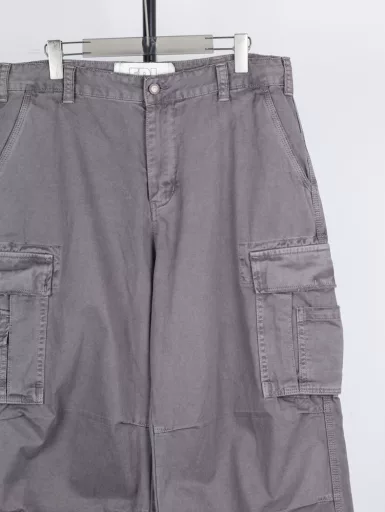 Erd 24Fw ERD Wash cargo slacksFabric is very soft, thick and have texture, a hand to touch you know, made four large cargo pockets, there are two small pockets, this season pants have done the damage effect, the inside also added a drawstring, the whole pants wash water must be dyed + wash old + color + destruction, a very heavy product, not fast fashion consumables, but can withstand the time of the wardrobe protagonist, the version of loose, The upper body can let the body really get free, the contrast is the effect of shooting in the indoor daytime, the color is close to the whole, the bulk version may be a little dark gray, this pair of overalls are a batch, the original color will also be different in the color of the batch, because the washing environment can not have a unified guarantee, the original on the hand will be a little darker, the version type workmanship, The shrinkage rate of the fabric is huge, because it needs to be washed twice, so the shrinkage rate will be adjusted and modified once after making the normal paper pattern, and there is no problem with the pattern pattern, which is developed according to the original pattern without modification. The cotton thread is used on the side and both sides of the pants, so the dyeing and washing water will not break the thread. All accessories are customized because erl is made for the first time. The side label, zipper head, drawpiece and buttons are all customized little by little, and the customization cycle is long, and the modification and adjustment cycle is also long. The printing position of the main label is just printed, so it looks a little new. After wearing the upper body, it will have the effect of yellowing and old