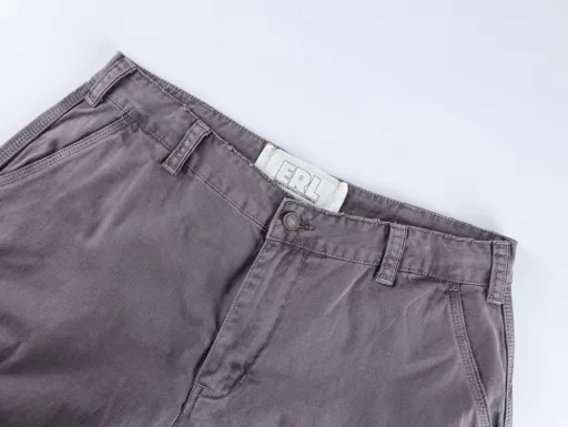 Erd 24Fw ERD Wash cargo slacksFabric is very soft, thick and have texture, a hand to touch you know, made four large cargo pockets, there are two small pockets, this season pants have done the damage effect, the inside also added a drawstring, the whole pants wash water must be dyed + wash old + color + destruction, a very heavy product, not fast fashion consumables, but can withstand the time of the wardrobe protagonist, the version of loose, The upper body can let the body really get free, the contrast is the effect of shooting in the indoor daytime, the color is close to the whole, the bulk version may be a little dark gray, this pair of overalls are a batch, the original color will also be different in the color of the batch, because the washing environment can not have a unified guarantee, the original on the hand will be a little darker, the version type workmanship, The shrinkage rate of the fabric is huge, because it needs to be washed twice, so the shrinkage rate will be adjusted and modified once after making the normal paper pattern, and there is no problem with the pattern pattern, which is developed according to the original pattern without modification. The cotton thread is used on the side and both sides of the pants, so the dyeing and washing water will not break the thread. All accessories are customized because erl is made for the first time. The side label, zipper head, drawpiece and buttons are all customized little by little, and the customization cycle is long, and the modification and adjustment cycle is also long. The printing position of the main label is just printed, so it looks a little new. After wearing the upper body, it will have the effect of yellowing and old