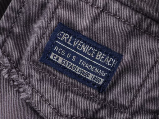 Erd 24Fw ERD Wash cargo slacksFabric is very soft, thick and have texture, a hand to touch you know, made four large cargo pockets, there are two small pockets, this season pants have done the damage effect, the inside also added a drawstring, the whole pants wash water must be dyed + wash old + color + destruction, a very heavy product, not fast fashion consumables, but can withstand the time of the wardrobe protagonist, the version of loose, The upper body can let the body really get free, the contrast is the effect of shooting in the indoor daytime, the color is close to the whole, the bulk version may be a little dark gray, this pair of overalls are a batch, the original color will also be different in the color of the batch, because the washing environment can not have a unified guarantee, the original on the hand will be a little darker, the version type workmanship, The shrinkage rate of the fabric is huge, because it needs to be washed twice, so the shrinkage rate will be adjusted and modified once after making the normal paper pattern, and there is no problem with the pattern pattern, which is developed according to the original pattern without modification. The cotton thread is used on the side and both sides of the pants, so the dyeing and washing water will not break the thread. All accessories are customized because erl is made for the first time. The side label, zipper head, drawpiece and buttons are all customized little by little, and the customization cycle is long, and the modification and adjustment cycle is also long. The printing position of the main label is just printed, so it looks a little new. After wearing the upper body, it will have the effect of yellowing and old