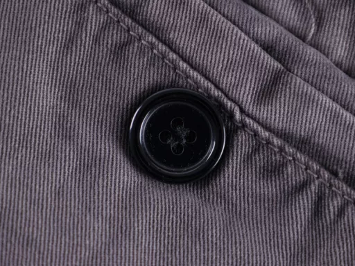 Erd 24Fw ERD Wash cargo slacksFabric is very soft, thick and have texture, a hand to touch you know, made four large cargo pockets, there are two small pockets, this season pants have done the damage effect, the inside also added a drawstring, the whole pants wash water must be dyed + wash old + color + destruction, a very heavy product, not fast fashion consumables, but can withstand the time of the wardrobe protagonist, the version of loose, The upper body can let the body really get free, the contrast is the effect of shooting in the indoor daytime, the color is close to the whole, the bulk version may be a little dark gray, this pair of overalls are a batch, the original color will also be different in the color of the batch, because the washing environment can not have a unified guarantee, the original on the hand will be a little darker, the version type workmanship, The shrinkage rate of the fabric is huge, because it needs to be washed twice, so the shrinkage rate will be adjusted and modified once after making the normal paper pattern, and there is no problem with the pattern pattern, which is developed according to the original pattern without modification. The cotton thread is used on the side and both sides of the pants, so the dyeing and washing water will not break the thread. All accessories are customized because erl is made for the first time. The side label, zipper head, drawpiece and buttons are all customized little by little, and the customization cycle is long, and the modification and adjustment cycle is also long. The printing position of the main label is just printed, so it looks a little new. After wearing the upper body, it will have the effect of yellowing and old