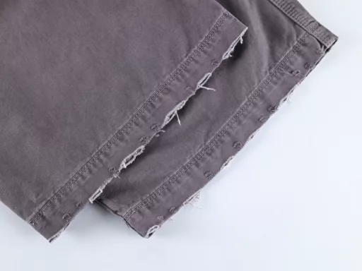 Erd 24Fw ERD Wash cargo slacksFabric is very soft, thick and have texture, a hand to touch you know, made four large cargo pockets, there are two small pockets, this season pants have done the damage effect, the inside also added a drawstring, the whole pants wash water must be dyed + wash old + color + destruction, a very heavy product, not fast fashion consumables, but can withstand the time of the wardrobe protagonist, the version of loose, The upper body can let the body really get free, the contrast is the effect of shooting in the indoor daytime, the color is close to the whole, the bulk version may be a little dark gray, this pair of overalls are a batch, the original color will also be different in the color of the batch, because the washing environment can not have a unified guarantee, the original on the hand will be a little darker, the version type workmanship, The shrinkage rate of the fabric is huge, because it needs to be washed twice, so the shrinkage rate will be adjusted and modified once after making the normal paper pattern, and there is no problem with the pattern pattern, which is developed according to the original pattern without modification. The cotton thread is used on the side and both sides of the pants, so the dyeing and washing water will not break the thread. All accessories are customized because erl is made for the first time. The side label, zipper head, drawpiece and buttons are all customized little by little, and the customization cycle is long, and the modification and adjustment cycle is also long. The printing position of the main label is just printed, so it looks a little new. After wearing the upper body, it will have the effect of yellowing and old