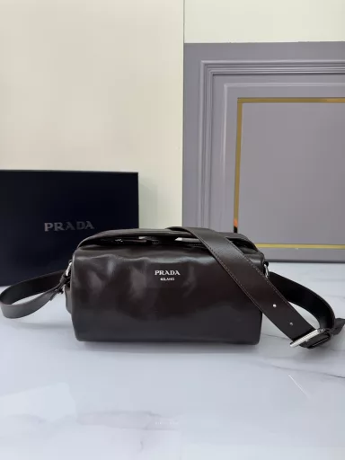 Stylish and small, this Boston bag is inspired by vintage design and details, and the soft Nappa leather has an antique effect, giving the accessories a soft and unique look, and even a metallic lettering logo. Equipped with a detachable long shoulder strap, large capacity space, the upper body effect is light and practical, babies, hurry to start