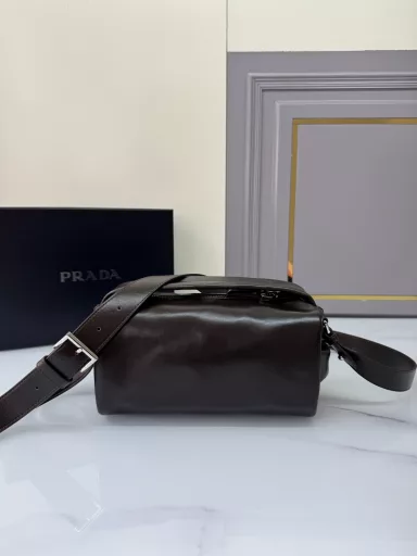 Stylish and small, this Boston bag is inspired by vintage design and details, and the soft Nappa leather has an antique effect, giving the accessories a soft and unique look, and even a metallic lettering logo. Equipped with a detachable long shoulder strap, large capacity space, the upper body effect is light and practical, babies, hurry to start