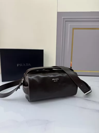 Stylish and small, this Boston bag is inspired by vintage design and details, and the soft Nappa leather has an antique effect, giving the accessories a soft and unique look, and even a metallic lettering logo. Equipped with a detachable long shoulder strap, large capacity space, the upper body effect is light and practical, babies, hurry to start