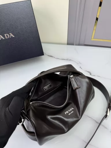 Stylish and small, this Boston bag is inspired by vintage design and details, and the soft Nappa leather has an antique effect, giving the accessories a soft and unique look, and even a metallic lettering logo. Equipped with a detachable long shoulder strap, large capacity space, the upper body effect is light and practical, babies, hurry to start