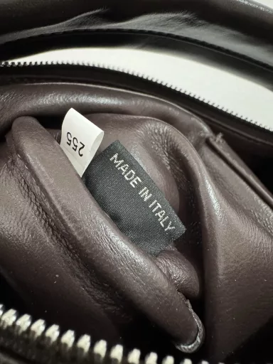 Stylish and small, this Boston bag is inspired by vintage design and details, and the soft Nappa leather has an antique effect, giving the accessories a soft and unique look, and even a metallic lettering logo. Equipped with a detachable long shoulder strap, large capacity space, the upper body effect is light and practical, babies, hurry to start