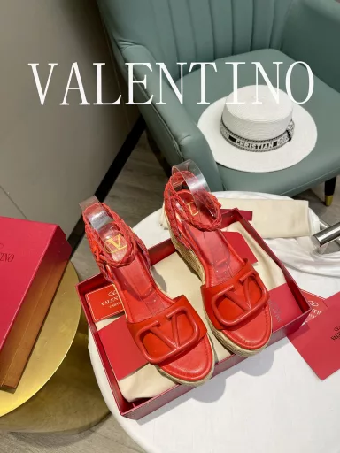 𝑉 𝐴 𝐿 𝐸 𝑁 𝑇 𝐼 𝑁 𝑂 valentino The new spring and summer in ladies sandals 💝 unique V metal foil a full senior feeling, not looking forward to the new season! It's worth starting.★ Imported calfskin absolute grade, you choose a different perfect style