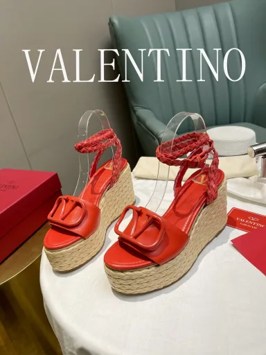 𝑉 𝐴 𝐿 𝐸 𝑁 𝑇 𝐼 𝑁 𝑂 valentino The new spring and summer in ladies sandals 💝 unique V metal foil a full senior feeling, not looking forward to the new season! It's worth starting.★ Imported calfskin absolute grade, you choose a different perfect style