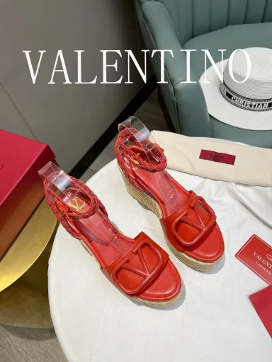 𝑉 𝐴 𝐿 𝐸 𝑁 𝑇 𝐼 𝑁 𝑂 valentino The new spring and summer in ladies sandals 💝 unique V metal foil a full senior feeling, not looking forward to the new season! It's worth starting.★ Imported calfskin absolute grade, you choose a different perfect style