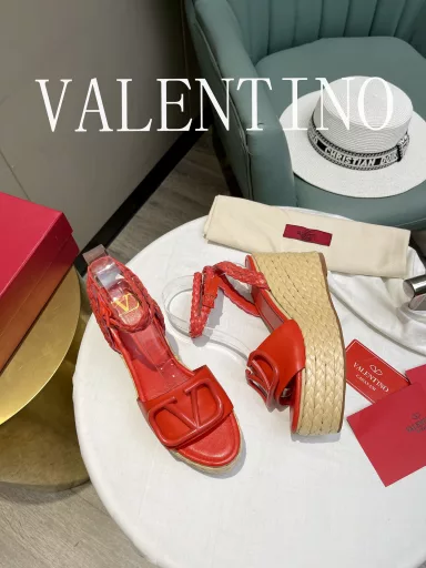 𝑉 𝐴 𝐿 𝐸 𝑁 𝑇 𝐼 𝑁 𝑂 valentino The new spring and summer in ladies sandals 💝 unique V metal foil a full senior feeling, not looking forward to the new season! It's worth starting.★ Imported calfskin absolute grade, you choose a different perfect style