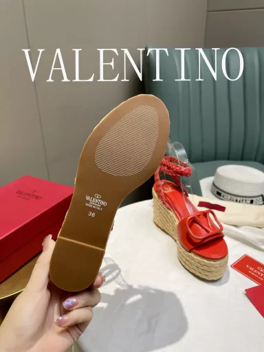 𝑉 𝐴 𝐿 𝐸 𝑁 𝑇 𝐼 𝑁 𝑂 valentino The new spring and summer in ladies sandals 💝 unique V metal foil a full senior feeling, not looking forward to the new season! It's worth starting.★ Imported calfskin absolute grade, you choose a different perfect style