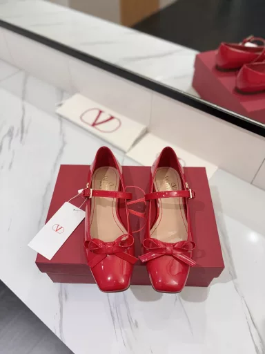 VALENTINO Valentino 2025ss new bow Mary Jane single shoe bow element sweet and age 💃 let a person's eyes shine 🔆🔆🔆 is simply sweet cool perfect fit salt can be sweet