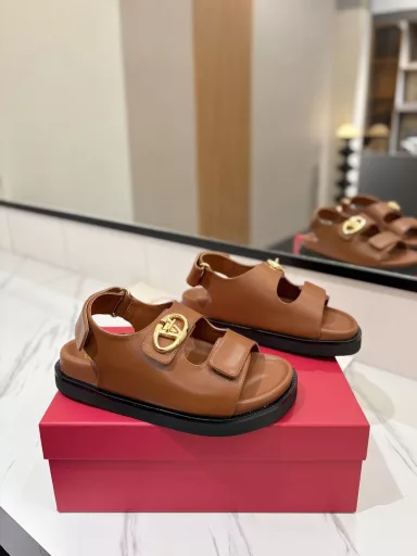 Valentino 2025ss counter launched the new - beach sandals and slippers, the original 1:1 copy, all selected superior materials, soft touch, inject luxury charm into your foot life, accompany you to take every step of confidence and elegance.