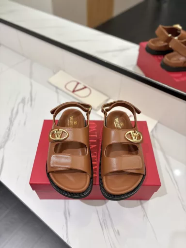 Valentino 2025ss counter launched the new - beach sandals and slippers, the original 1:1 copy, all selected superior materials, soft touch, inject luxury charm into your foot life, accompany you to take every step of confidence and elegance.