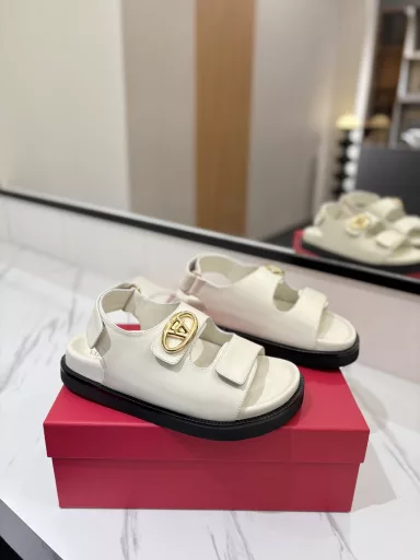 Valentino 2025ss counter launched the new - beach sandals and slippers, the original 1:1 copy, all selected superior materials, soft touch, inject luxury charm into your foot life, accompany you to take every step of confidence and elegance.