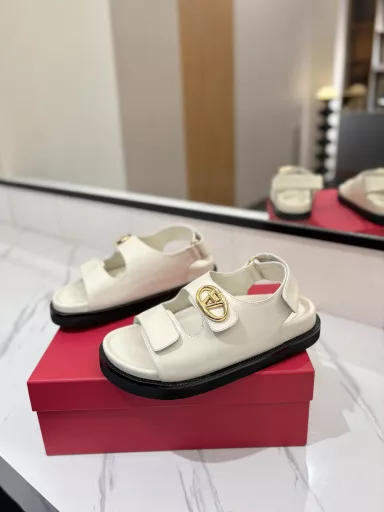 Valentino 2025ss counter launched the new - beach sandals and slippers, the original 1:1 copy, all selected superior materials, soft touch, inject luxury charm into your foot life, accompany you to take every step of confidence and elegance.