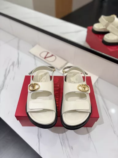 Valentino 2025ss counter launched the new - beach sandals and slippers, the original 1:1 copy, all selected superior materials, soft touch, inject luxury charm into your foot life, accompany you to take every step of confidence and elegance.