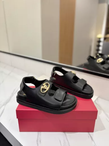 Valentino 2025ss counter launched the new - beach sandals and slippers, the original 1:1 copy, all selected superior materials, soft touch, inject luxury charm into your foot life, accompany you to take every step of confidence and elegance.