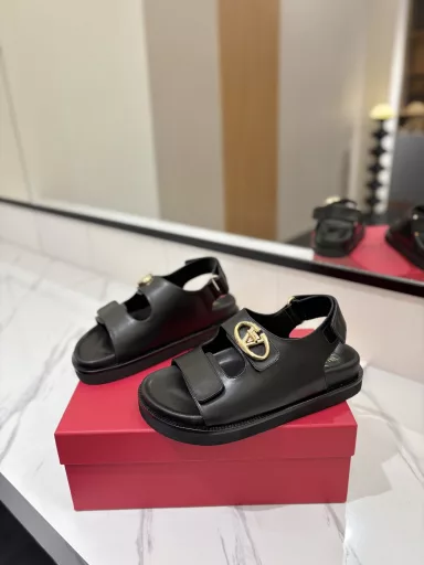 Valentino 2025ss counter launched the new - beach sandals and slippers, the original 1:1 copy, all selected superior materials, soft touch, inject luxury charm into your foot life, accompany you to take every step of confidence and elegance.