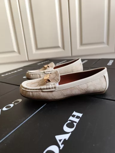 coach Coach classic women's bean shoes shallow mouth single shoes, the upper adopts C-word cloth three-dimensional clear with cowhide, the insole of sheep microfiber, 5mm thick cushion core with soft and comfortable bean rubber outsole, anti-slip and wear-resistant…… The whole shoe is super, super comfortable, soft on it