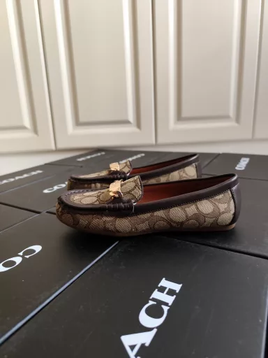 coach Coach classic women's bean shoes shallow mouth single shoes, the upper adopts C-word cloth three-dimensional clear with cowhide, the insole of sheep microfiber, 5mm thick cushion core with soft and comfortable bean rubber outsole, anti-slip and wear-resistant…… The whole shoe is super, super comfortable, soft on it