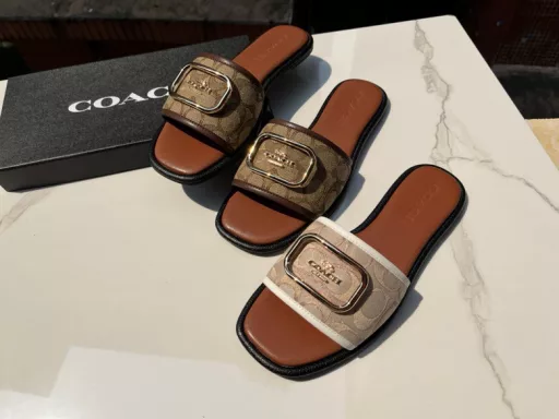 coach big buckle slippers, lazy shoes easy to wear and take off, comfortable on the feet, the original factory horse buckle hardware buckle, face imported coach canvas inner sheepskin, Castor outsole wear resistant to slip
