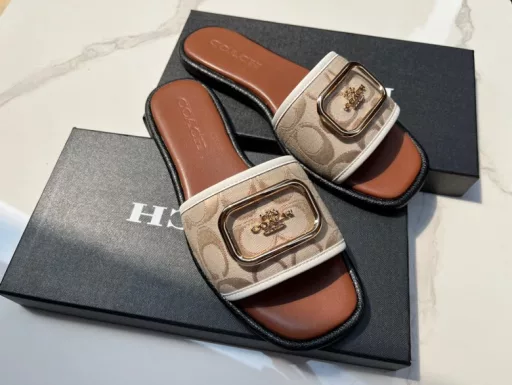 coach big buckle slippers, lazy shoes easy to wear and take off, comfortable on the feet, the original factory horse buckle hardware buckle, face imported coach canvas inner sheepskin, Castor outsole wear resistant to slip