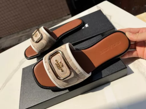 coach big buckle slippers, lazy shoes easy to wear and take off, comfortable on the feet, the original factory horse buckle hardware buckle, face imported coach canvas inner sheepskin, Castor outsole wear resistant to slip