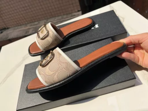 coach big buckle slippers, lazy shoes easy to wear and take off, comfortable on the feet, the original factory horse buckle hardware buckle, face imported coach canvas inner sheepskin, Castor outsole wear resistant to slip