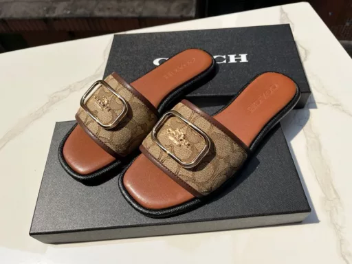 coach big buckle slippers, lazy shoes easy to wear and take off, comfortable on the feet, the original factory horse buckle hardware buckle, face imported coach canvas inner sheepskin, Castor outsole wear resistant to slip