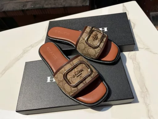 coach big buckle slippers, lazy shoes easy to wear and take off, comfortable on the feet, the original factory horse buckle hardware buckle, face imported coach canvas inner sheepskin, Castor outsole wear resistant to slip