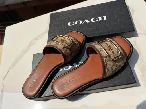 coach big buckle slippers, lazy shoes easy to wear and take off, comfortable on the feet, the original factory horse buckle hardware buckle, face imported coach canvas inner sheepskin, Castor outsole wear resistant to slip