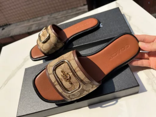 coach big buckle slippers, lazy shoes easy to wear and take off, comfortable on the feet, the original factory horse buckle hardware buckle, face imported coach canvas inner sheepskin, Castor outsole wear resistant to slip