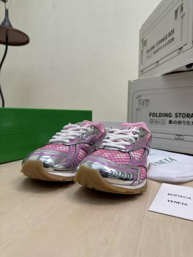 BV Orbit sports shoes Wang Yibo with daddy shoesRunner sneakers are made of lightweight techno-mesh fabric.Design rubber outsole with geometric pattern.Pink for womenKing fried series high versionLook for kit process ocean blueIt's actually a lot taller, and it still makes your legs thinnerVery nicePlay and buildBenchmarking 💯Bag shoes technology to look for high version