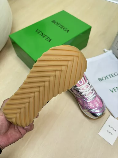 BV Orbit sports shoes Wang Yibo with daddy shoesRunner sneakers are made of lightweight techno-mesh fabric.Design rubber outsole with geometric pattern.Pink for womenKing fried series high versionLook for kit process ocean blueIt's actually a lot taller, and it still makes your legs thinnerVery nicePlay and buildBenchmarking 💯Bag shoes technology to look for high version