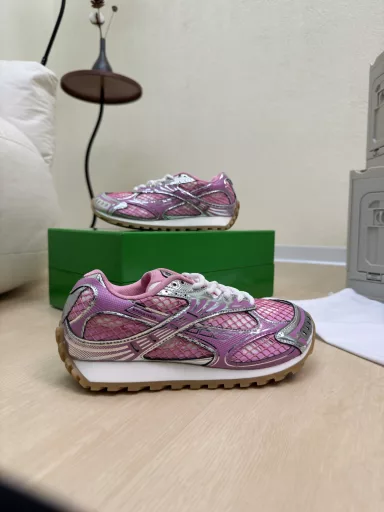 BV Orbit sports shoes Wang Yibo with daddy shoesRunner sneakers are made of lightweight techno-mesh fabric.Design rubber outsole with geometric pattern.Pink for womenKing fried series high versionLook for kit process ocean blueIt's actually a lot taller, and it still makes your legs thinnerVery nicePlay and buildBenchmarking 💯Bag shoes technology to look for high version