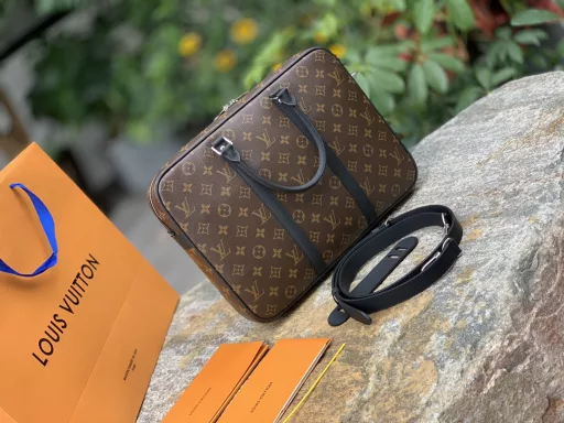 Presbyopia bag that grows grass at first glance, it should be the best looking briefcase among the big brands this year! This Porte-Documents Voyage small briefcase is so foreign! Monogram Macassar canvas material, bag line bright, classic style fabric durable and practical, and L&V never discount only price increase, psychological feeling very safe, cost-effective!